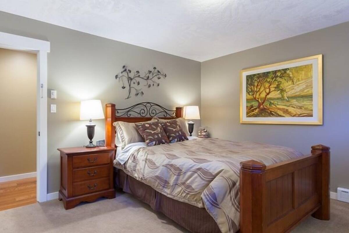 Deluxe Room, 1 Queen Bed (Owl's Nest) | Individually decorated, individually furnished, iron/ironing board