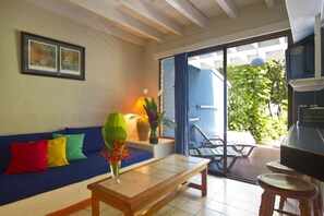 Family Villa, 2 Bedrooms, Kitchen, Partial Ocean View | Ruang tamu | TV skrin rata 