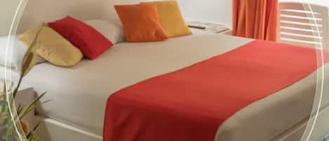 Villa Junior - 1 kingsize-sÀng - pentry - utsikt mot trÀdgÄrden | SÀngtillbehör av högsta kvalitet och vÀrdeförvaringsskÄp pÄ rummet