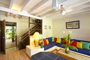 Family Villa, 2 Bedrooms, Kitchen, Partial Ocean View | Ruang tamu | TV skrin rata 