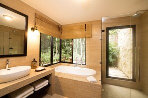 Regadera, amenidades de baño gratuitas, toallas 