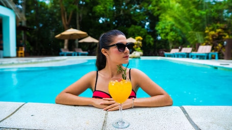 Outdoor pool. Jungle Lodge Hotel