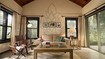 Suite, 1 King Bed with Sofa bed | Living area