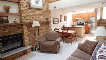 Townhouse Comfort, 2 kamar tidur | Ruang keluarga | Perapian dan pemutar DVD