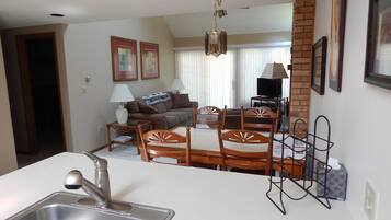 Townhouse Comfort, 2 kamar tidur | Area keluarga | Perapian dan pemutar DVD