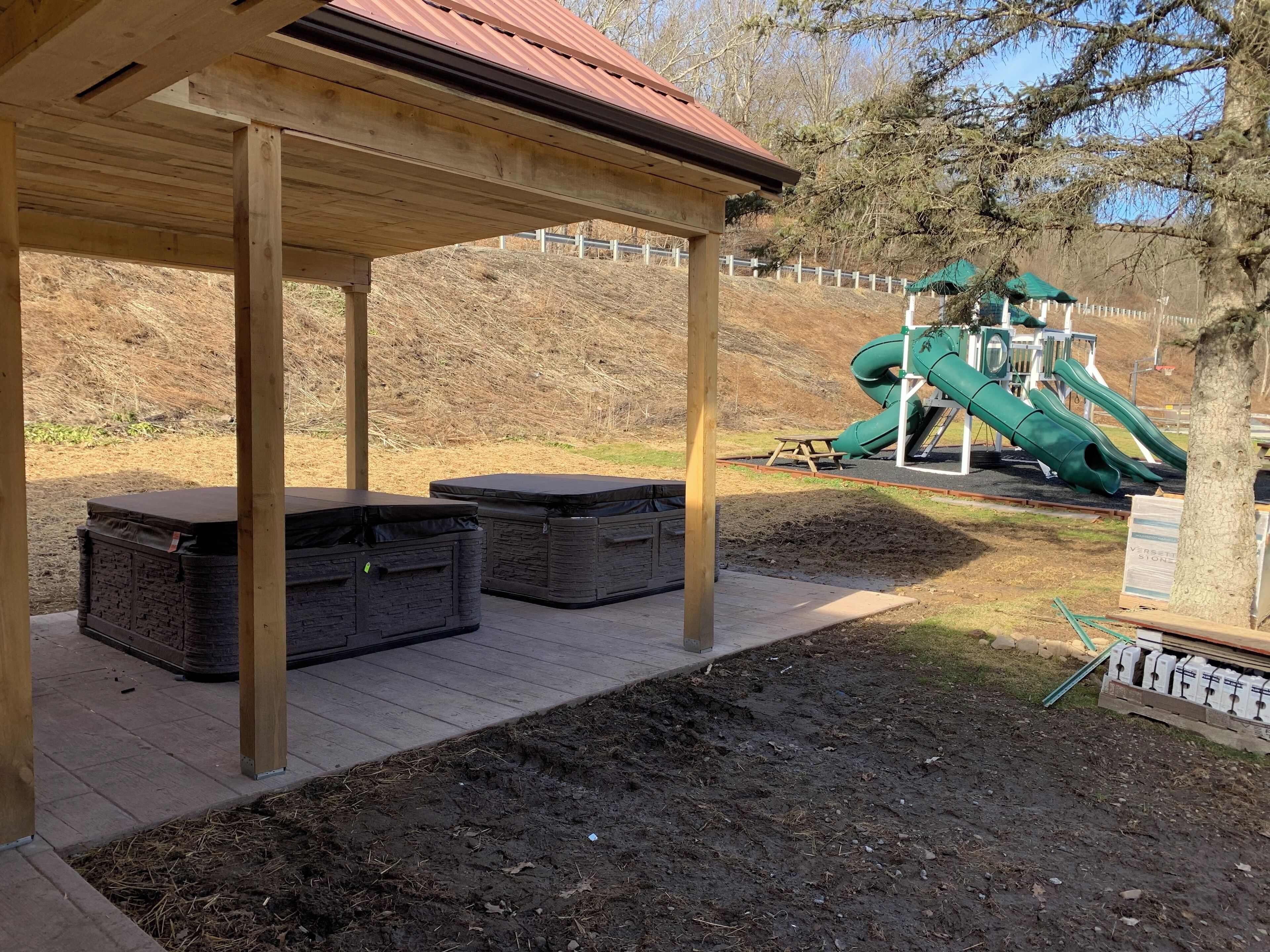 Stuga Deluxe - 4 sovrum - eldstad - utsikt mot floden | Individuell inredning, unika möbler och arbetsyta för laptop