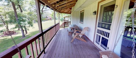 Holzhütte, 3 Schlafzimmer, 2 Bäder, Flussblick | Terrasse/Patio