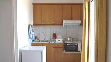 Kjøleskap, kokeplater, vannkoker og brødrister