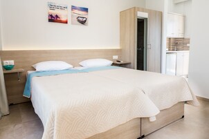 Ropa de cama hipoalergénica y caja de seguridad en la habitación