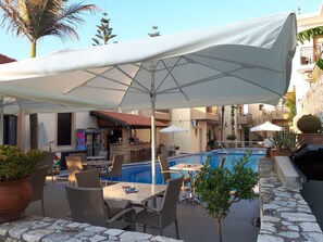 Outdoor dining - Lola Apartments (Platanias)