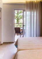 Ropa de cama hipoalergénica y caja de seguridad en la habitación
