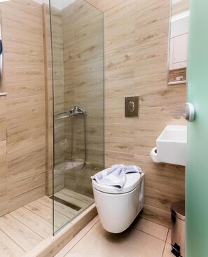 Bathroom | Shower, rainfall showerhead, hair dryer, towels - Lola Apartments (Platanias)