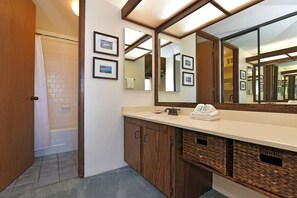 Condo, 3 habitaciones | Baño | Toallas y shampoo 