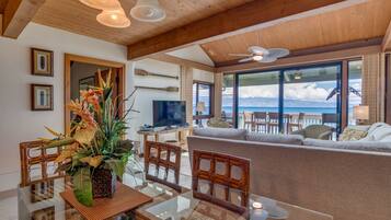 Condo, 3 Bedrooms | Private kitchen | Fridge, microwave, oven, coffee/tea maker