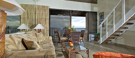 Apartamento, 2 habitaciones | Zona de estar | Una televisión de pantalla plana, un reproductor de DVD