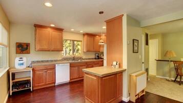 House, 4 Bedrooms | Private kitchen | Fridge, microwave, oven, coffee/tea maker