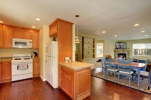 Maison, 4 chambres | Cuisine privée | Réfrigérateur, micro-ondes, four, cafetière/bouilloire