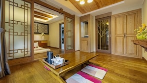 A traditional Japanese-style room with tatami flooring, a low table with a tray of items, and sliding doors with geometric patterns. - Hansan Marina Hotel & Resort (Tongyeong)