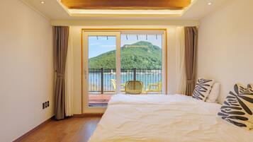 Ocean Deluxe Double | Blackout curtains, soundproofing, free WiFi, bed sheets