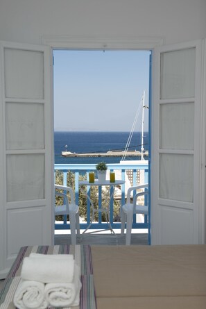 Habitación superior, vista al mar | Balcón