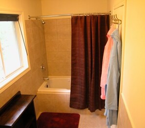 Camera, 1 letto king | Bagno | Combinazione doccia/vasca, set di cortesia gratuito, asciugacapelli