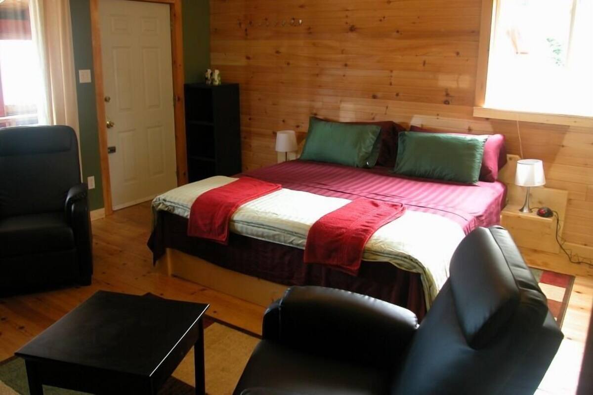 Room, 1 King Bed, Kitchenette | Free WiFi