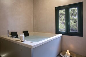 Deluxe, 3 Bedroom Suite, Sea View with En Suite Jacuzzi and Sauna | Bathroom | Free toiletries, hair dryer, bathrobes, slippers - Avra Private Suites (Kefalonia)