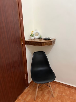 Habitación individual Deluxe | 1 habitación, minibar, caja de seguridad en la habitación y escritorio 