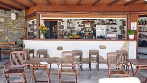 Swim-up bar - Sofia Village (Mykonos)
