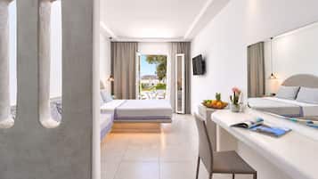 Una habitación de hotel moderna con balcón, cama, escritorio y televisor.