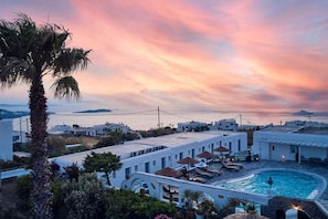 Alberca al aire libre por temporada y sombrillas en la alberca