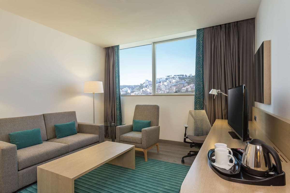 king, suite, 1 bedroom | minibar, in-room safe, blackout curtains, soundproofing