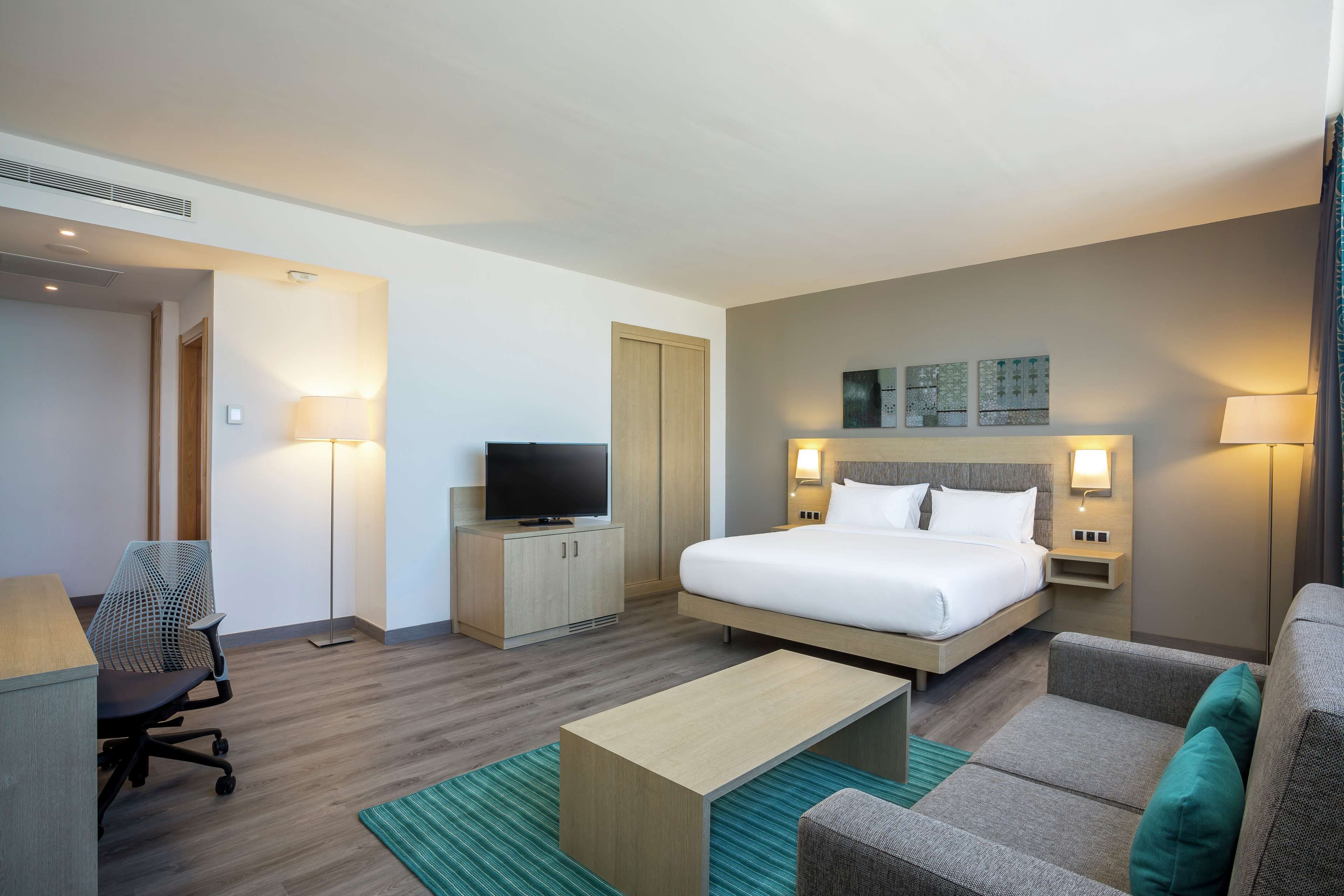 deluxe room, 1 king bed | minibar, in-room safe, blackout curtains, soundproofing
