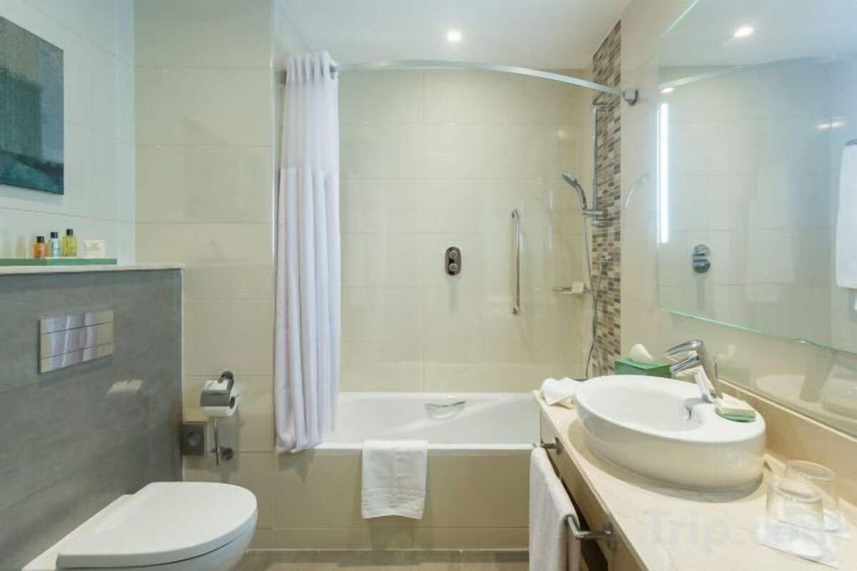 Articles de toilette de luxe, chaussons, bidet, serviettes fournies