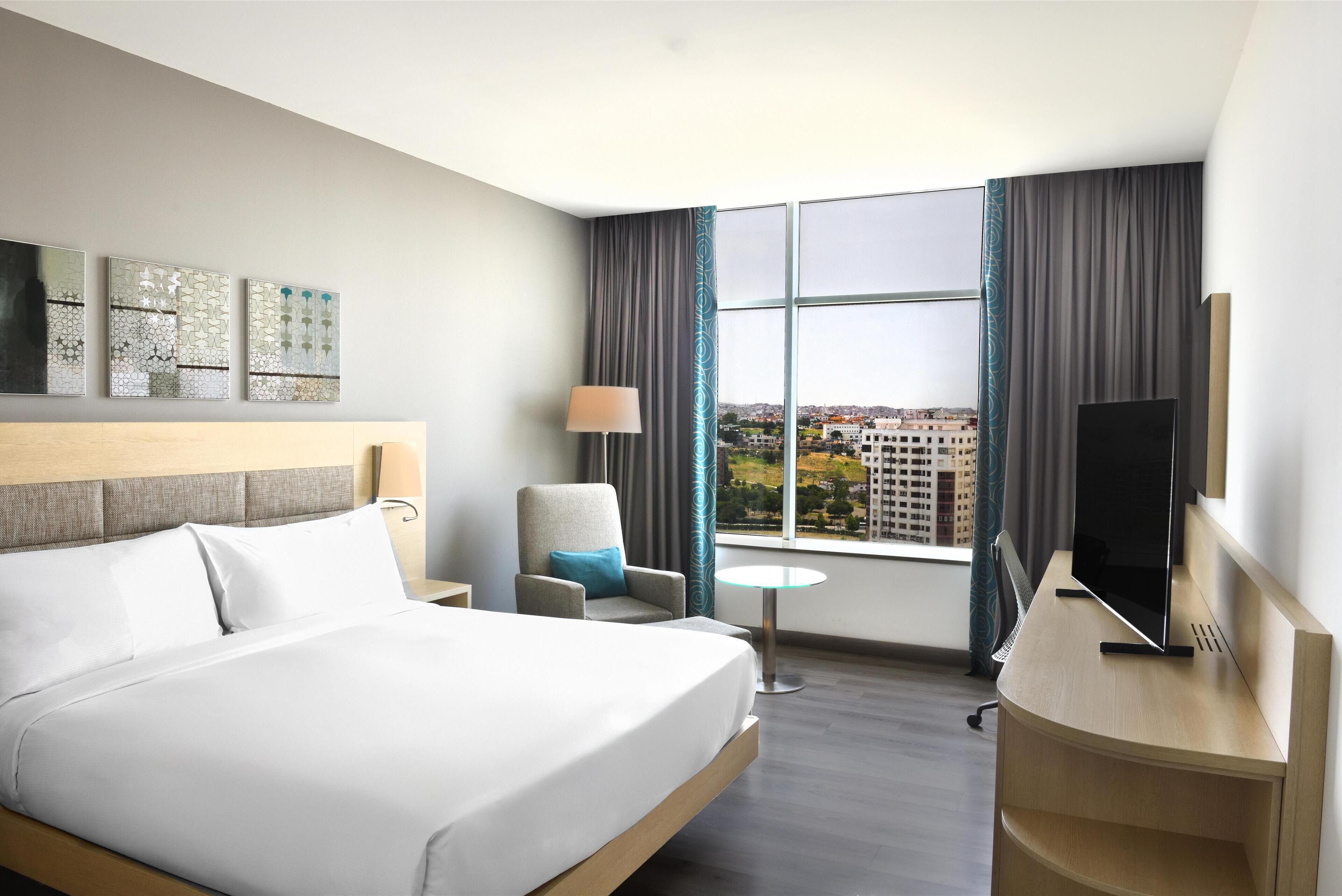 room, 1 king bed, accessible | minibar, in-room safe, blackout curtains, soundproofing