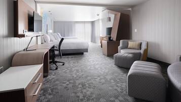 Hochwertige Bettwaren, Schreibtisch, Verdunkelungsvorhänge