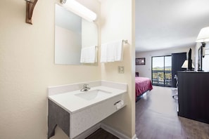 Standardzimmer, 1 King-Bett, Nichtraucher | Badezimmer | Duschwanne, Haartrockner, Handtücher
