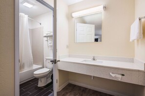 Standard Room, 2 Queen Beds, Smoking | Bathroom - Econo Lodge Waynesville (Waynesville)