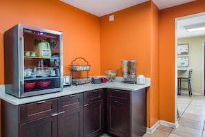 Free daily continental breakfast  - Econo Lodge Waynesville (Waynesville)