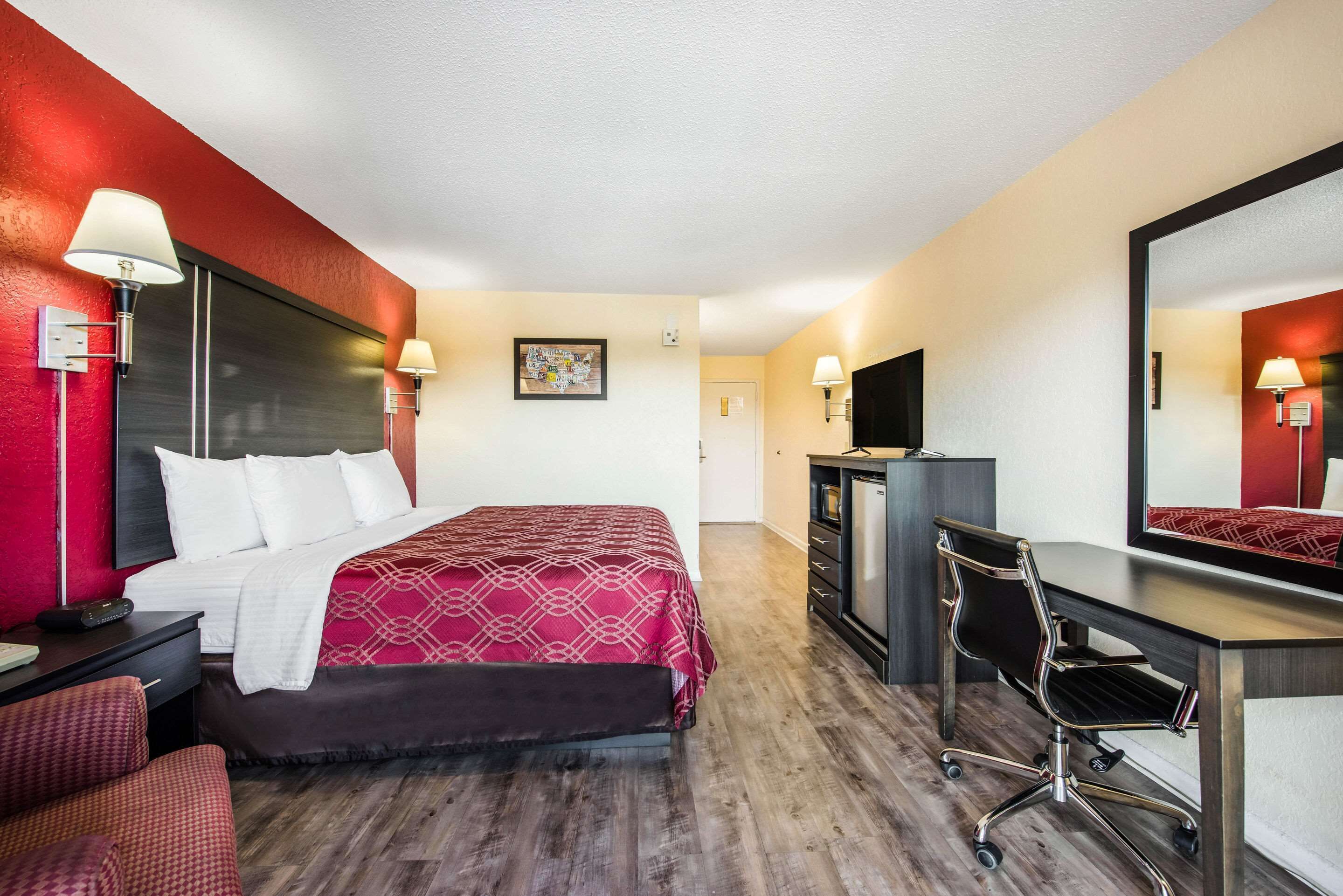 standard room, 1 king bed, non smoking | desk, iron/ironing board, rollaway beds, free wifi