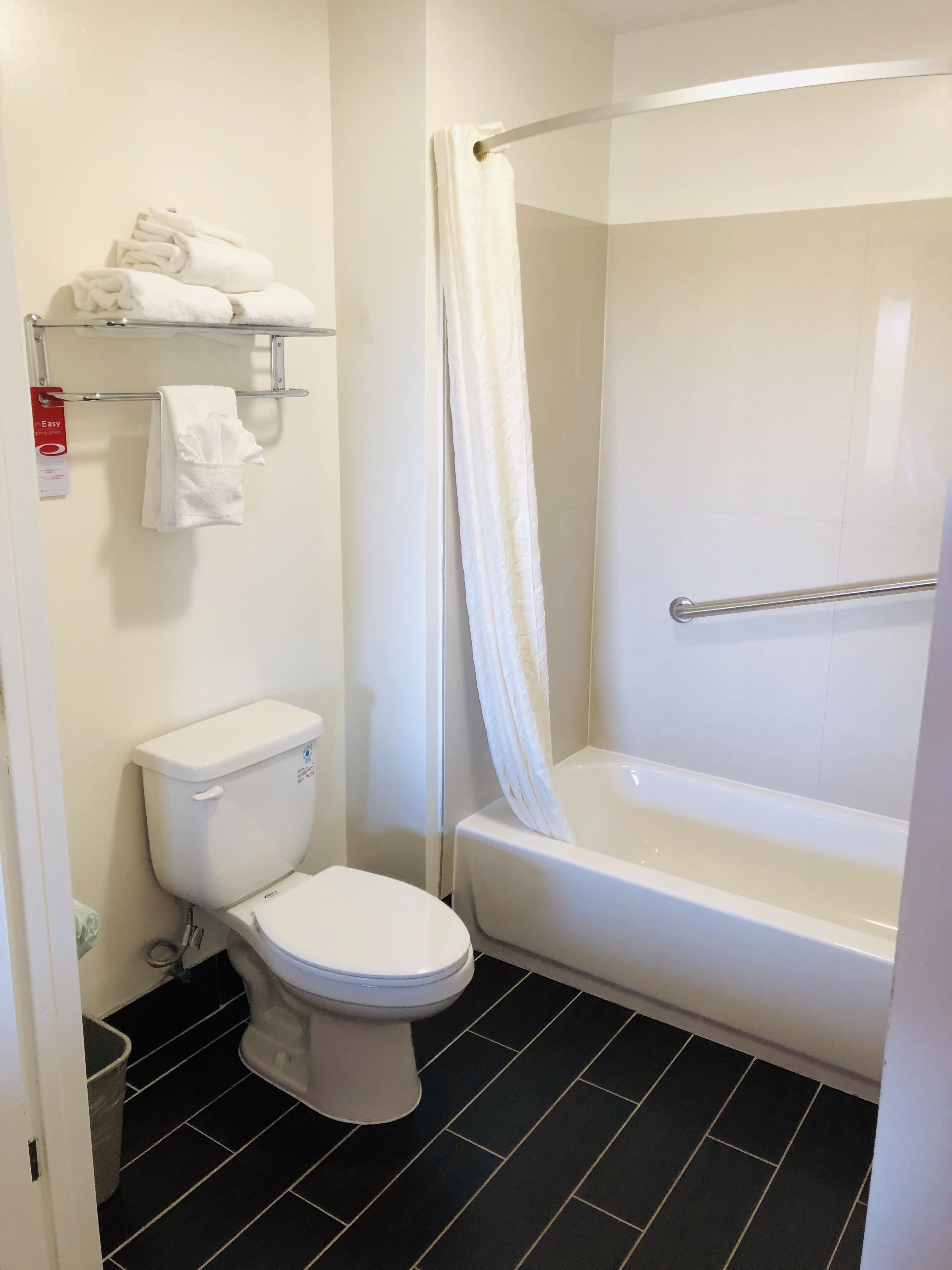 room, 1 queen bed, accessible, non smoking | bathroom | combined shower/bathtub, hair dryer, towels