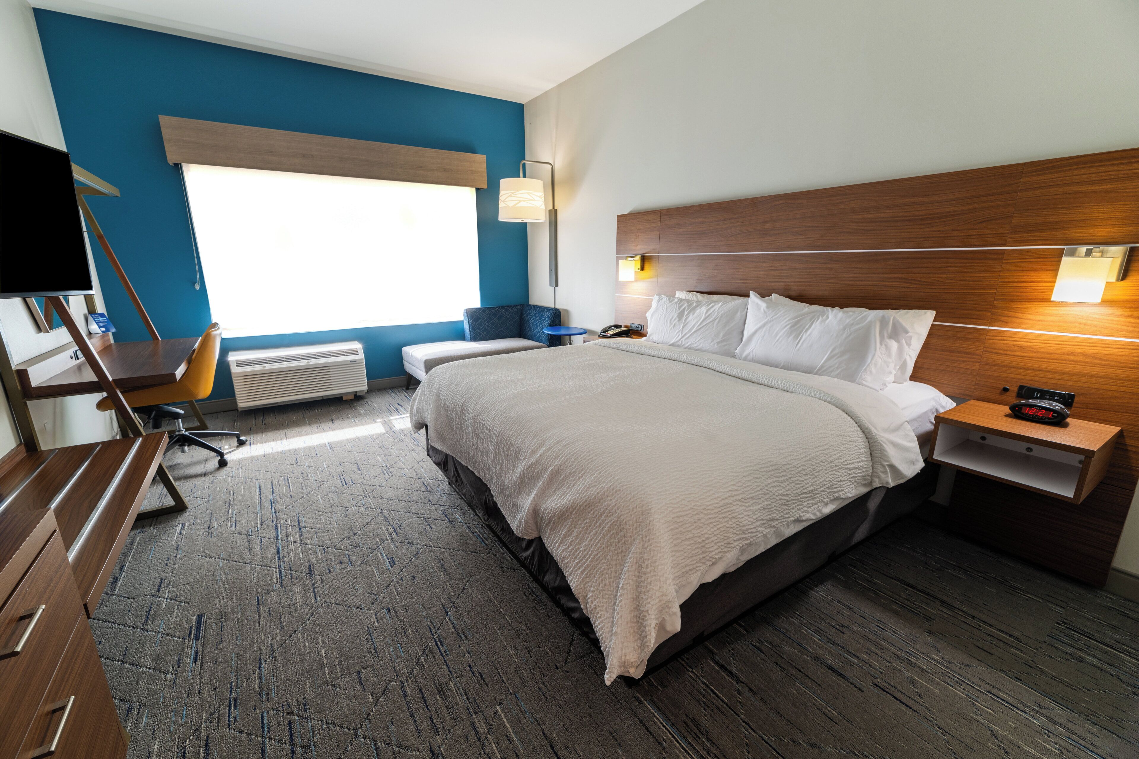 Premium bedding, in-room safe, desk, iron/ironing board