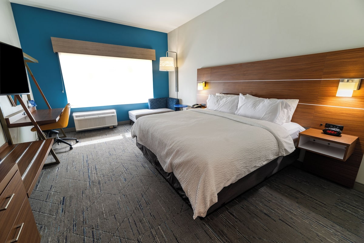 Premium bedding, in-room safe, desk, iron/ironing board