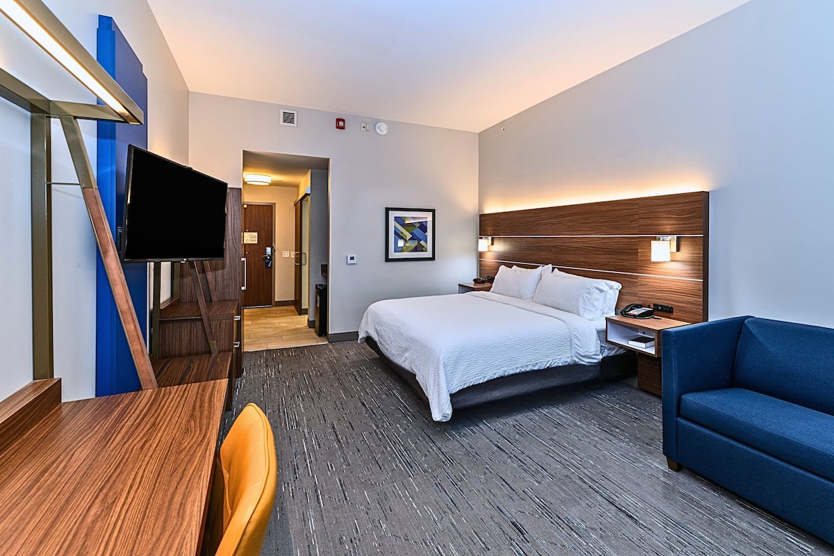 Premium bedding, in-room safe, desk, iron/ironing board