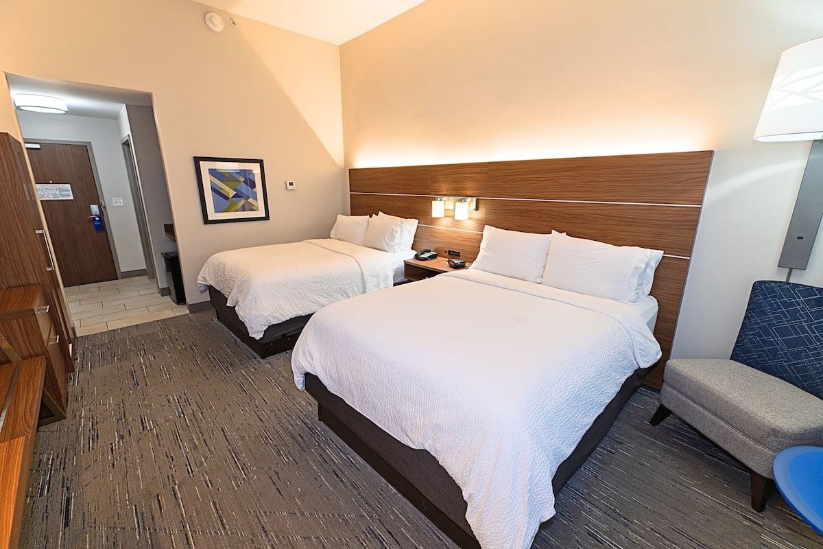 Premium bedding, in-room safe, desk, iron/ironing board