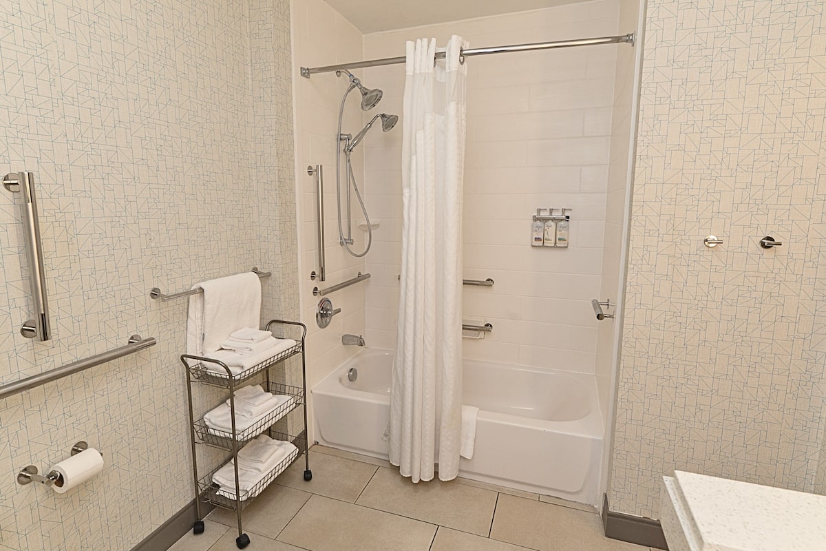 Kostenlose Toilettenartikel, Haartrockner, Handtücher