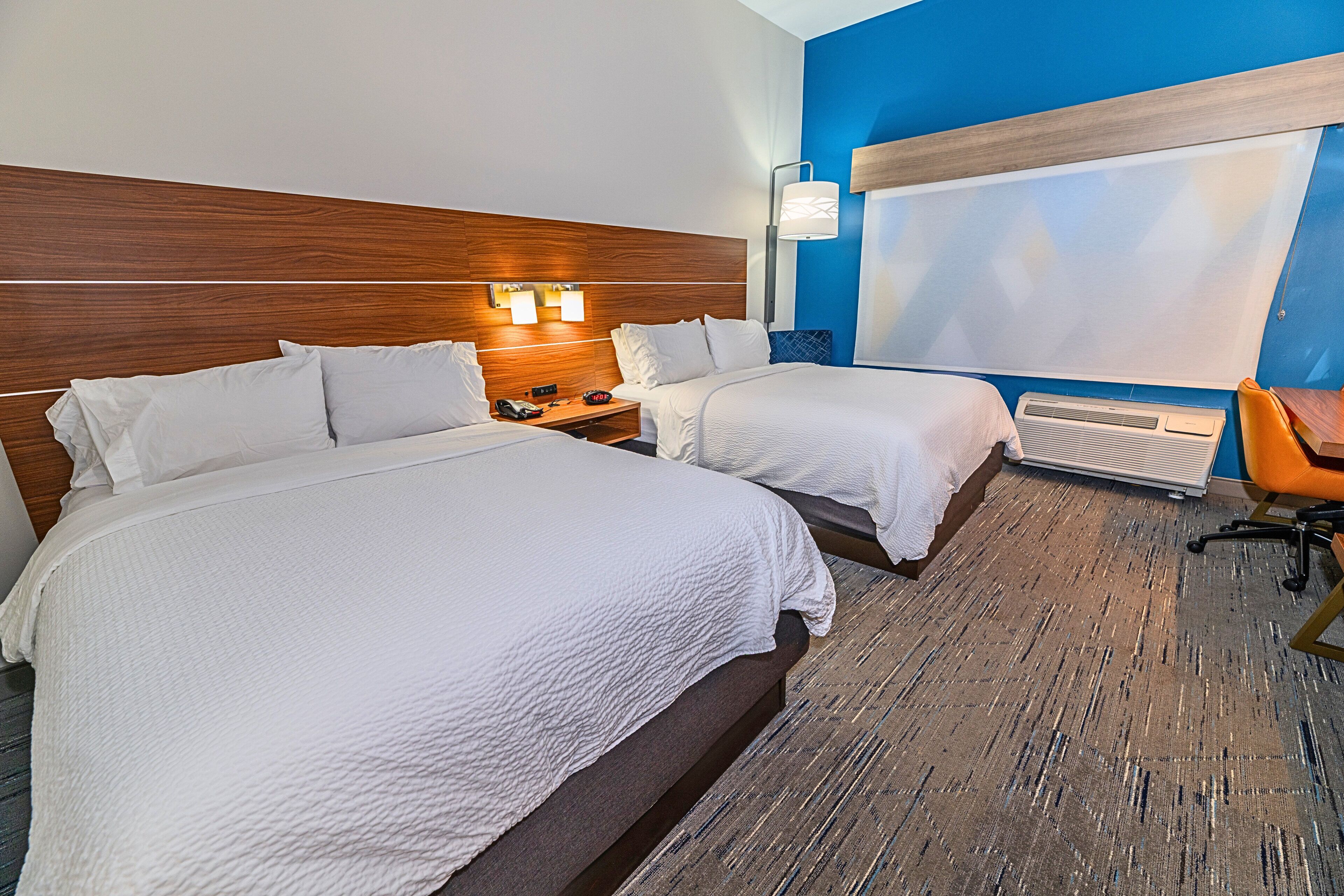 Bộ đồ giường cao cấp, két bảo mật tại phòng, bàn 