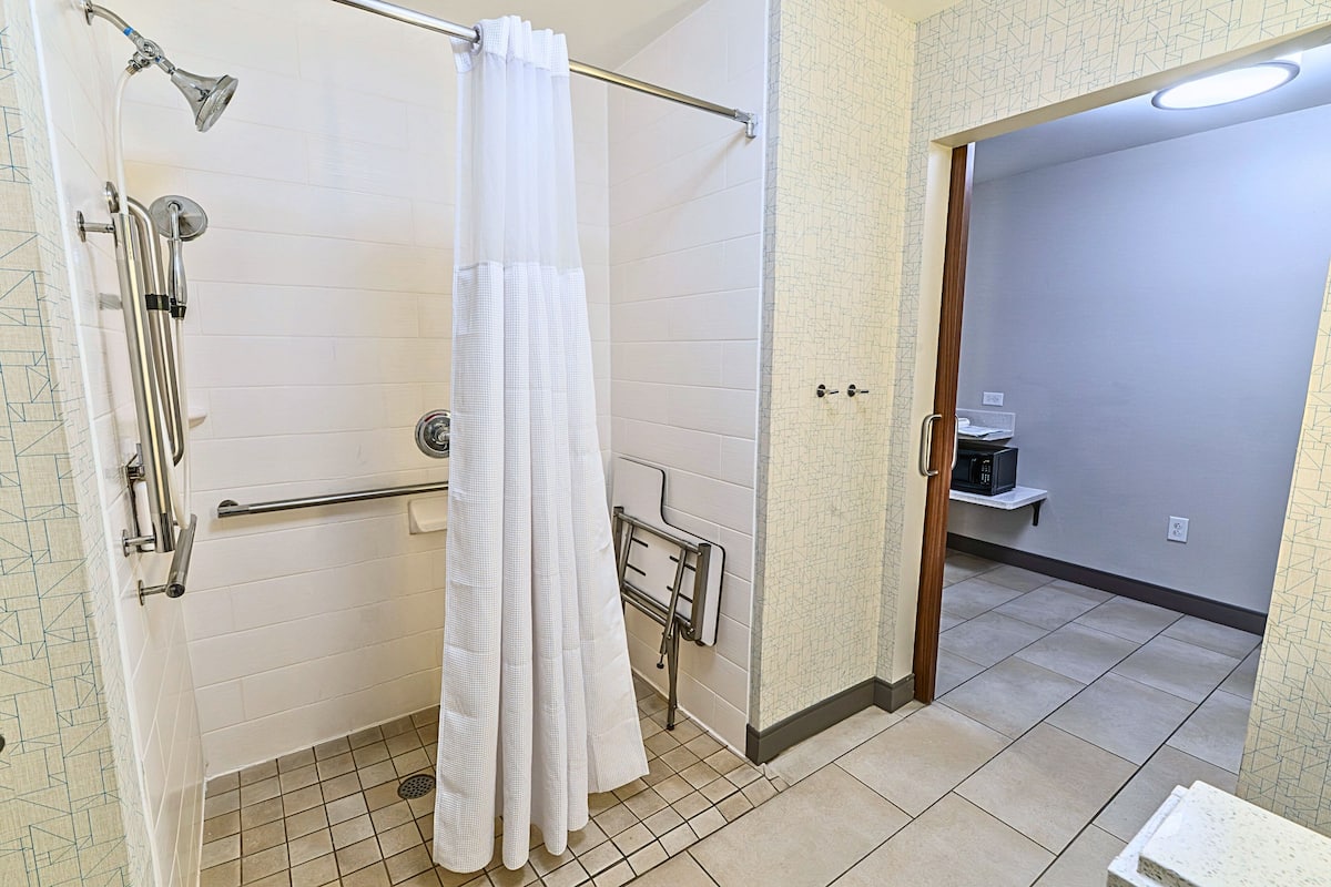 Zimmer, 1 King-Bett, barrierefrei (Comms Accessible. Roll-In Shower) | Badezimmer | Kostenlose Toilettenartikel, Haartrockner, Handtücher