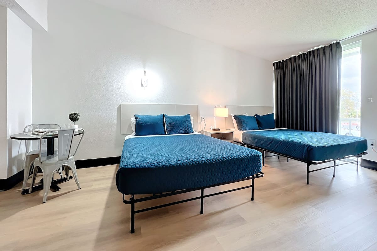 1 slaapkamer, een bureau, verduisterende gordijnen