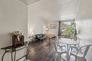 Familie-studiosuite, flere senger, ikke-røyk | Oppholdsområde | En 34-tommers Flatskjerm-TV med digitale kanaler samt TV